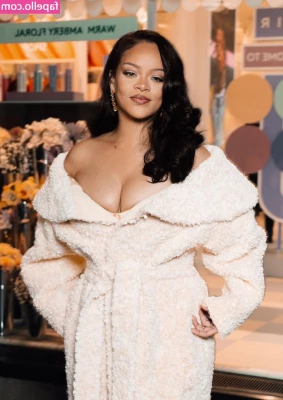 Rihanna - I desperately want some sun   topless tanning when it s warm enough  