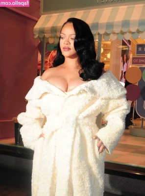Rihanna - FREE FREE FREE      maruubb  maruubb   I am a girl So fucking