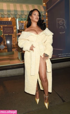 Rihanna - J essaye de filmer par dessous pour mieux vous montrer part 1