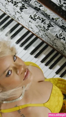 Rihanna - You look like trouble  Slide into my DMs