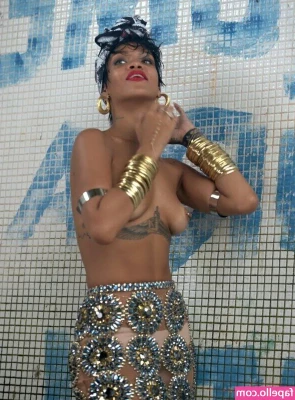Rihanna - Heyyyy sunshines!! ☀️ what do you want to see as far as solo vids