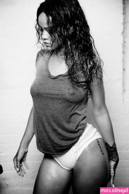Rihanna - 1 boob or 2 😋🤪