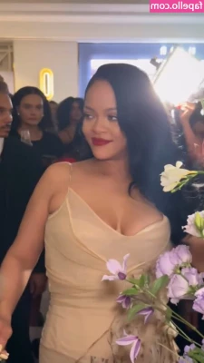 Rihanna - Hanging over the kitchen counter  Unlock the full face pics 