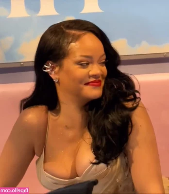 Rihanna - Should I drop this tonight? 🙈 got the biggest facial yet part 1
