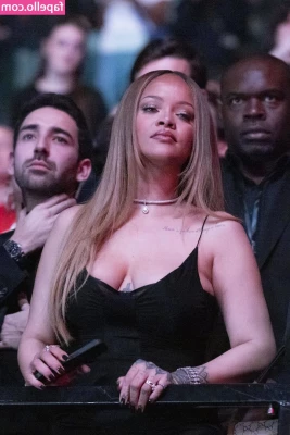 Rihanna - I'll keep the glasses on 🤓