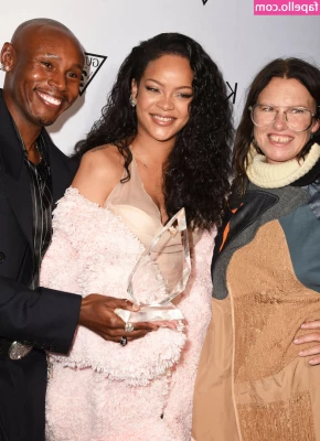 Rihanna - Tip if you wanna see what s between these juicy cheeks  amp  I ll