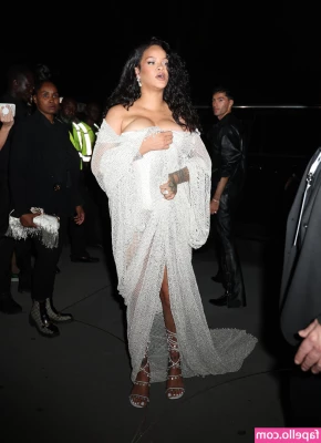 Rihanna - I know how much you want to serve