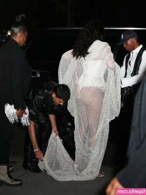 Rihanna - giantess set.. anyone notice i've been posting at 11:11 lately? no?
