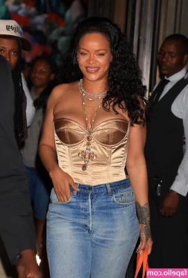 Rihanna - If only I wasn’t wearing pants 🤔
