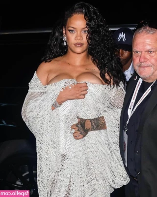 Rihanna - My Facebook is suspended until I get it back  I do not sell in dms