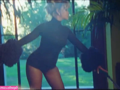 Rihanna - Sorry I ve been busy  happy weekend  Anyone got plans