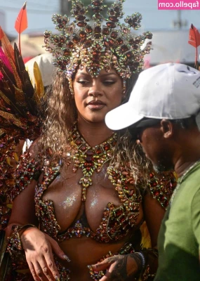 Rihanna - Trasmision en 30 minutes para que estén al pendiente