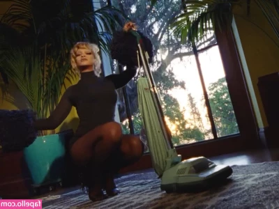 Rihanna - what would you give to kiss these little feet