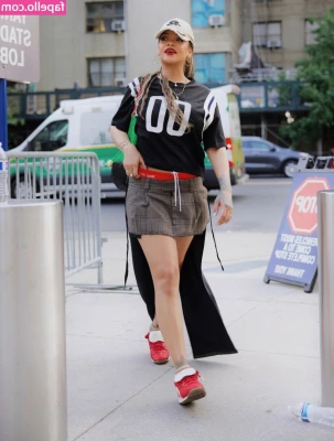 Rihanna - Sneak peek of a little video I m putting together  it ll be  25 loves
