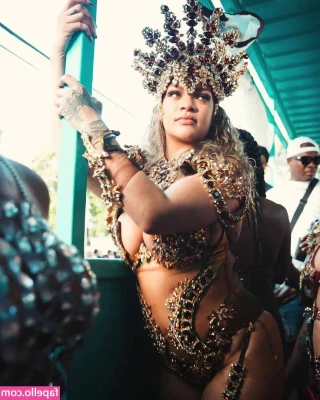 Rihanna - Went to the store and thought I d show off my bra  I think the few