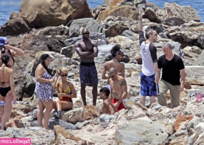 Rihanna - Stressful day?? Why don’t you run me a hot bath… We’ll see what