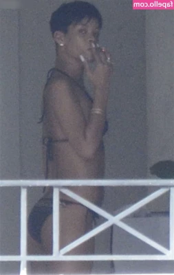 Rihanna - Me encanta sentir mis manos en mi bello cuerpo