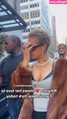 Rihanna - Do you like my outfit?