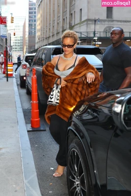 Rihanna - I hope you had a lovely weekend  Let s have a good week babes