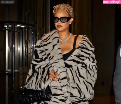 Rihanna - 10pm shower date Sir  Don t forget