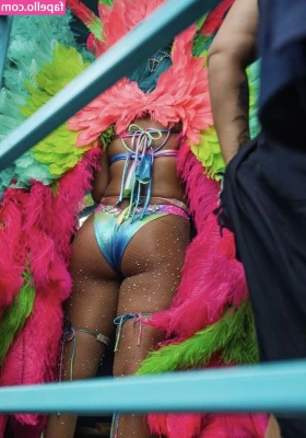 Rihanna - Wanna sniff? 👃