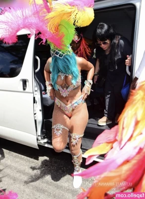 Rihanna - Wet & Wild!! 😻💦😈😛