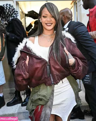 Rihanna - In the bathroom on a date night just showing some ass    good
