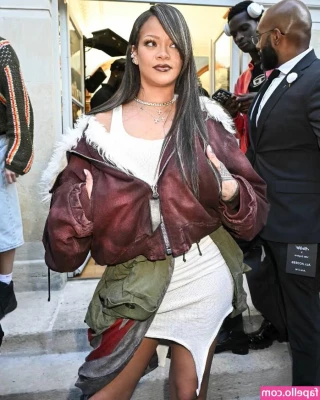 Rihanna - Throwback pic of when I was 20    I open the door like this to my