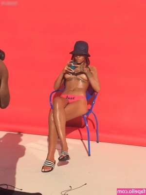 Rihanna - Worship these dirty dry soles