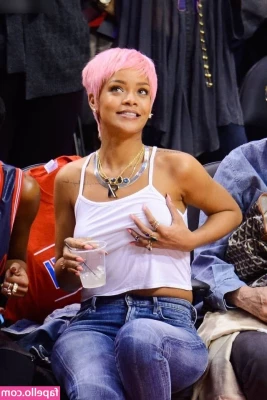Rihanna - JUST LANDED-  Hello Canada!!