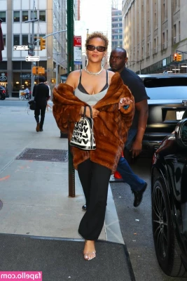 Rihanna - I m buying new sexy outfits for here  please comment what you want to