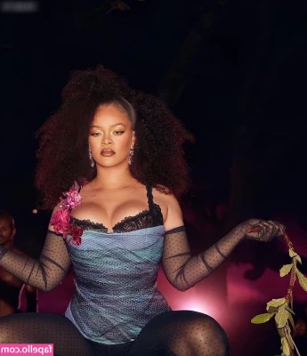 Rihanna - where my feet lovers