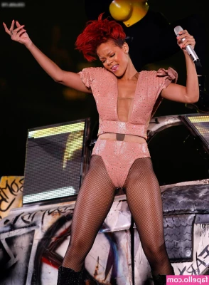 Rihanna - pound me against this wall lt 3