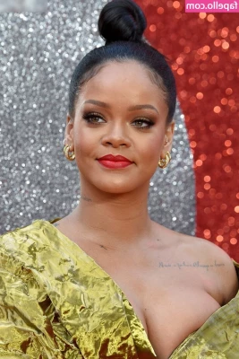 Rihanna - Spread lips - exposed clit