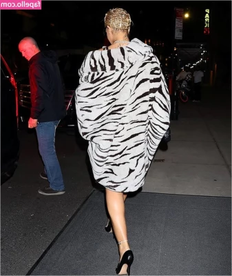 Rihanna - I've got the holiday spirit in my hands, lips and...I'm leaving room