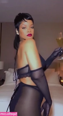 Rihanna - Fresh out of the shower  wanna have a peek