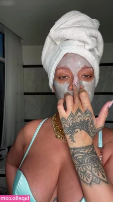 Rihanna - What color toes should I do next