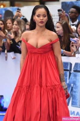 Rihanna - Come on guys Show me some LOVE