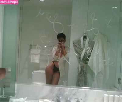 Rihanna - A naughty girl wears a bikini. 🤤
