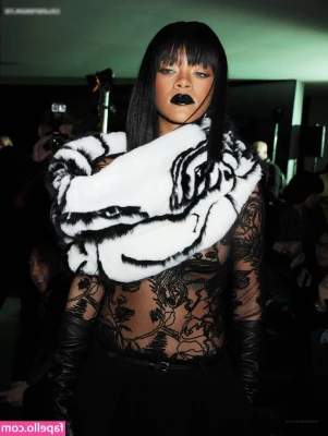 Rihanna - this lighting always gets me so horny
