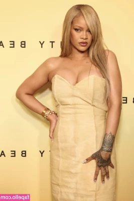 Rihanna - Monday is for boobs