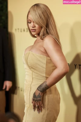 Rihanna - Just admiring my pedicure I love pink  What other colors do you like