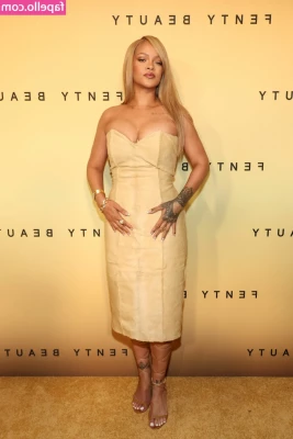 Rihanna - As promised! Back view for the Xmas outfit <3  Tip 25$ and I'll