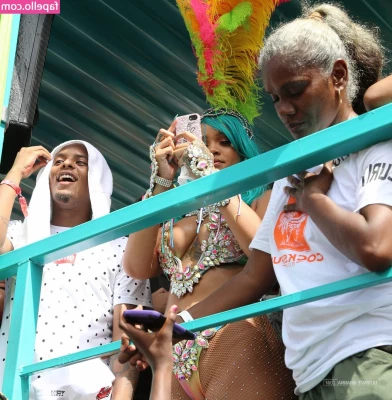 Rihanna - Definitely got some sun this week ☀️🥵  My body tans so fucking part 1