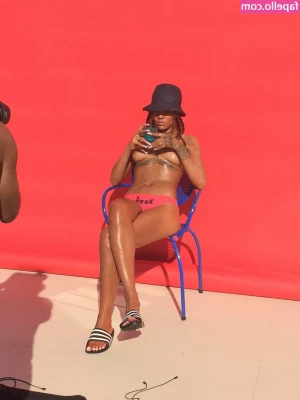 Rihanna - Nouvelle vidéos dispo   video de 20 minutes TIPS 30 ici pour l avoir