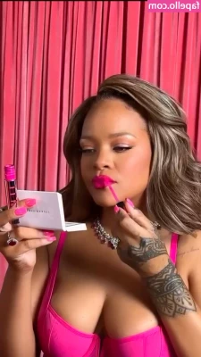 Rihanna - Hope everyone had a wonderful weekend