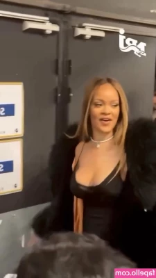 Rihanna - I haven t forgotten about you guys  Happy Friday Xo