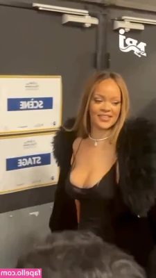 Rihanna - My phone has been semi-out of commission this week  have you missed