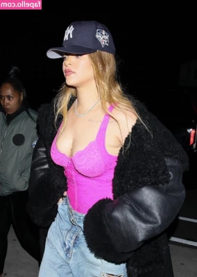 Rihanna - With or without wig?