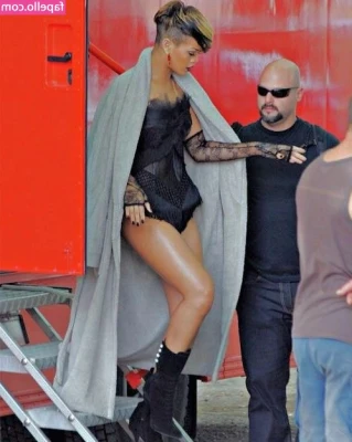 Rihanna - My wet pussy is wondering why you haven t been paying attention to